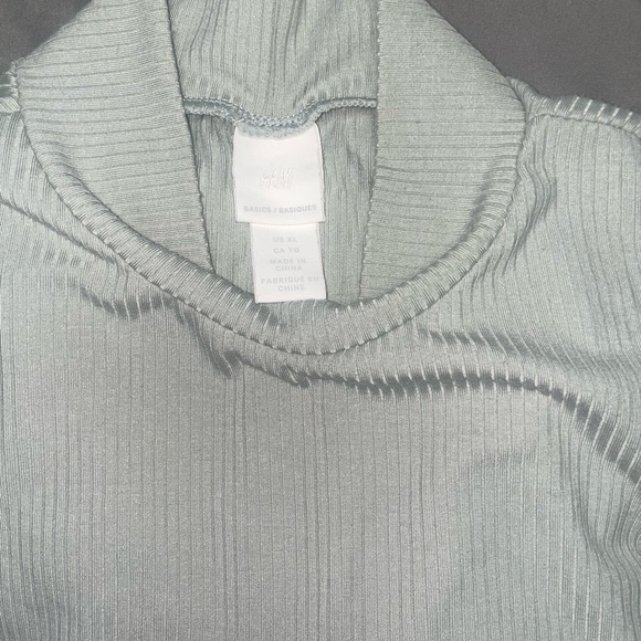 Women’s ribbed material top. - Picture 3 of 4